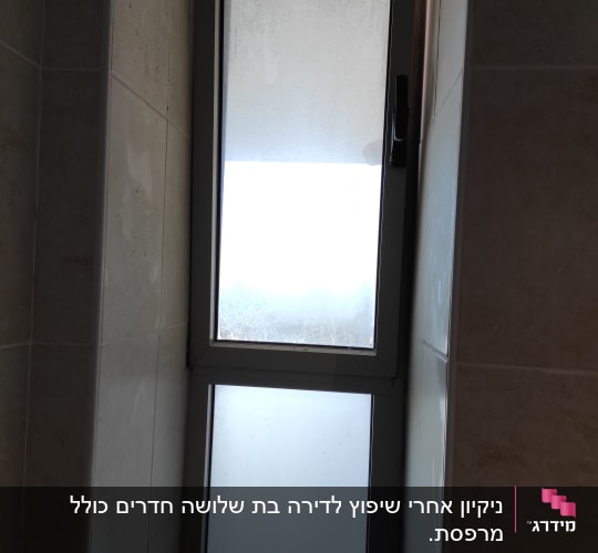 חלון מלוכלך עם כתמי אבק ולכלוך